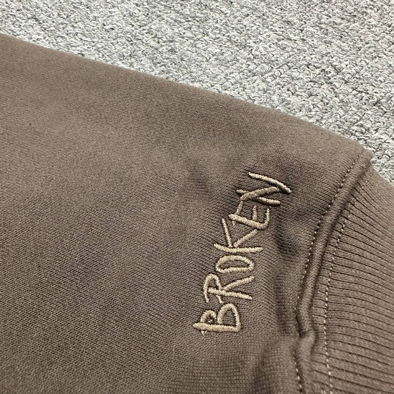 Herrenbekleidungsmarke Broken Plantet Trainingsanzug Kaffeefarbener Kapuzenpullover mit Aufdruck aus Frotteeschaum_voghion.com