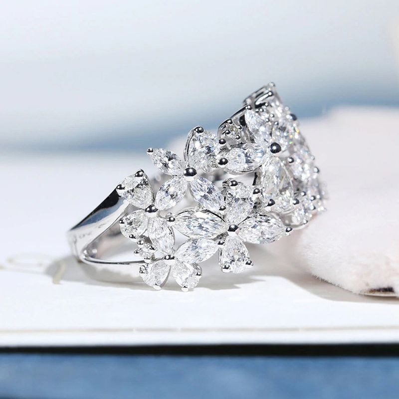 Cao Shis schillernder Ring mit Blütenblättern ist ein luxuriöses und trendiges Schmuckaccessoire für die Hochzeit von Frauen_voghion.com