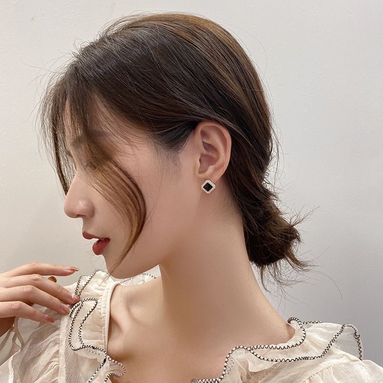 classic small fragrant style black pearl with personalized simplicity and high-end feel French internet red earrings_voghion.com