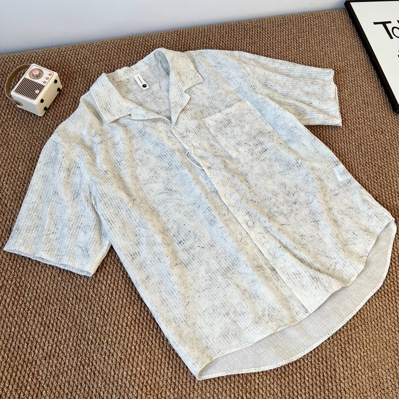 La nuova camicia da uomo con colletto cubano e design tie-dye dell'estate 2025 è caratterizzata da un top a maniche corte, ampio e casual._voghion.com