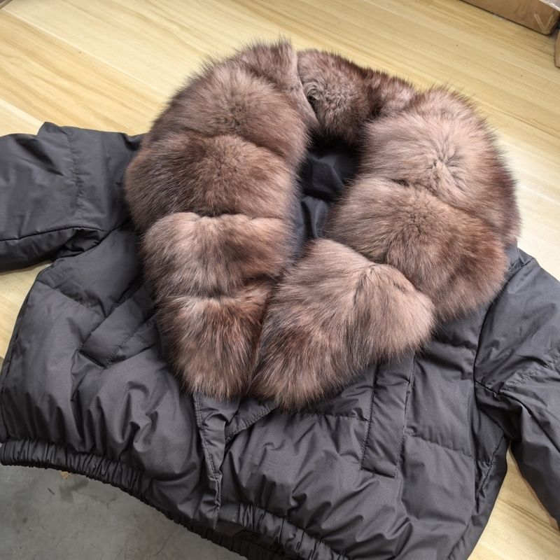 Piumino corto da donna con collo oversize in pelliccia di volpe - Cappotto invernale alla moda con piumino d'anatra bianca, pelliccia staccabile, vestibilità ampia, vari colori_voghion.com