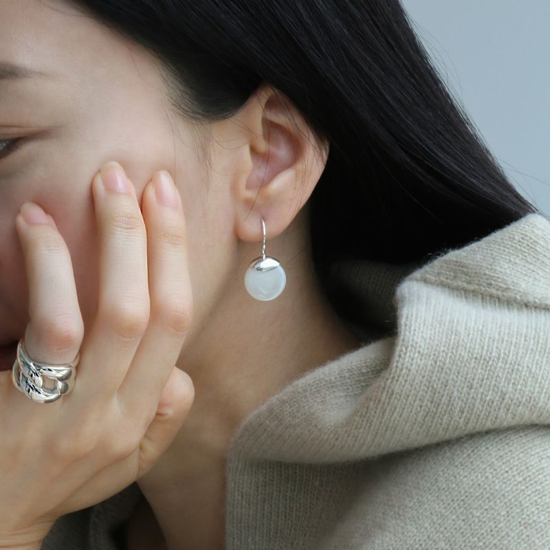 Elegante Ohrringe aus 18 Karat vergoldetem Messing mit schwarzem Onyx und weißem Perlmutt, minimalistisches geometrisches Design_voghion.com