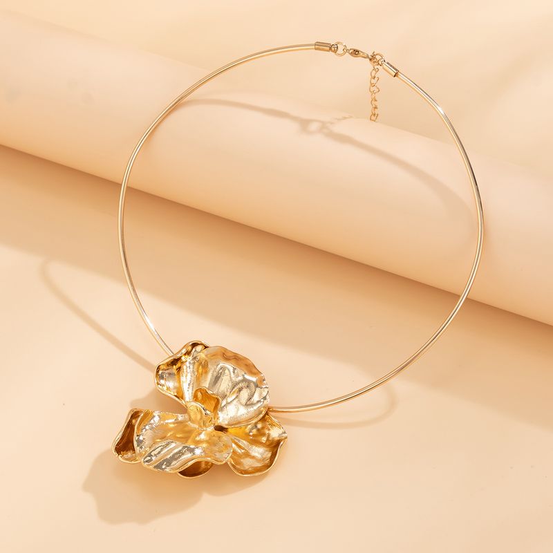 Collana girocollo in metallo plissettato 3D esagerato con fiori unici per le donne_voghion.com