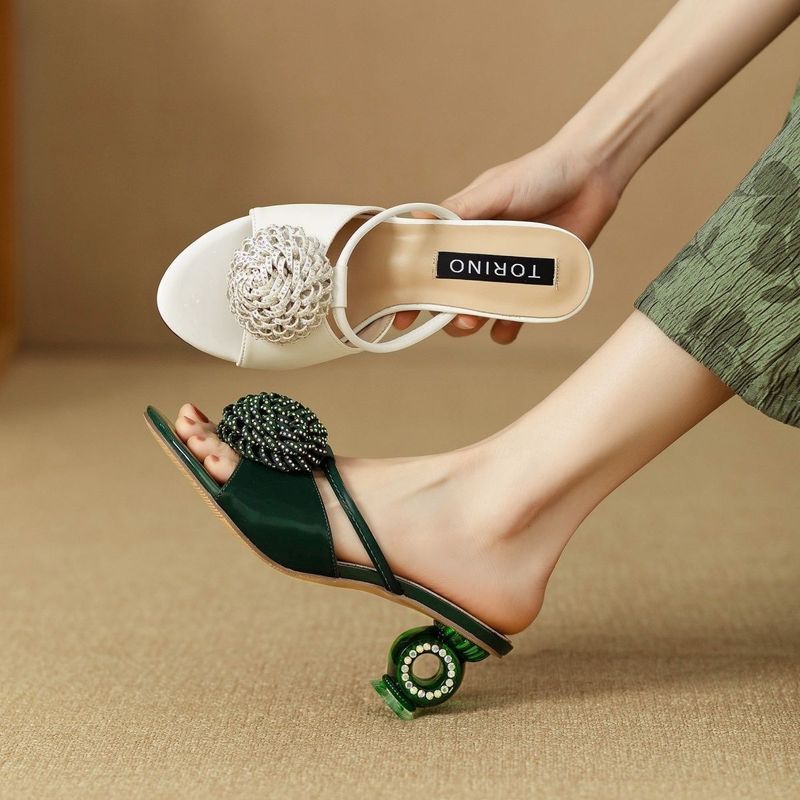 2024 Pantofole in vera pelle con una linea di diamanti d'acqua e fiocco, nuovi sandali cinesi con testa rotonda e fiore per abbigliamento esterno_voghion.com