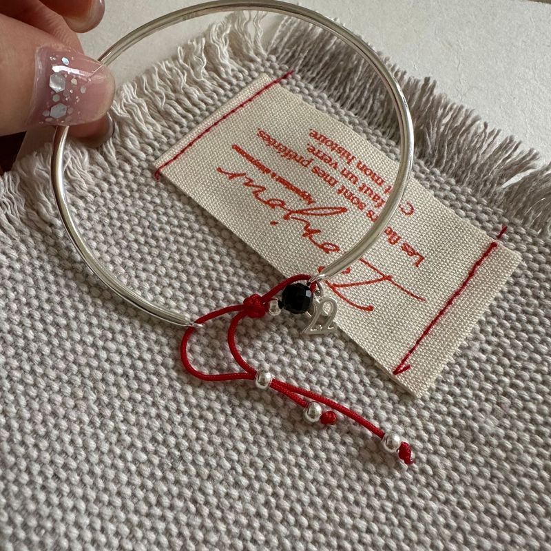 Pulsera de plata pura con diseño en capas de perlas de hilo rojo. Nueva primavera 2024. Versátil y moderna._voghion.com