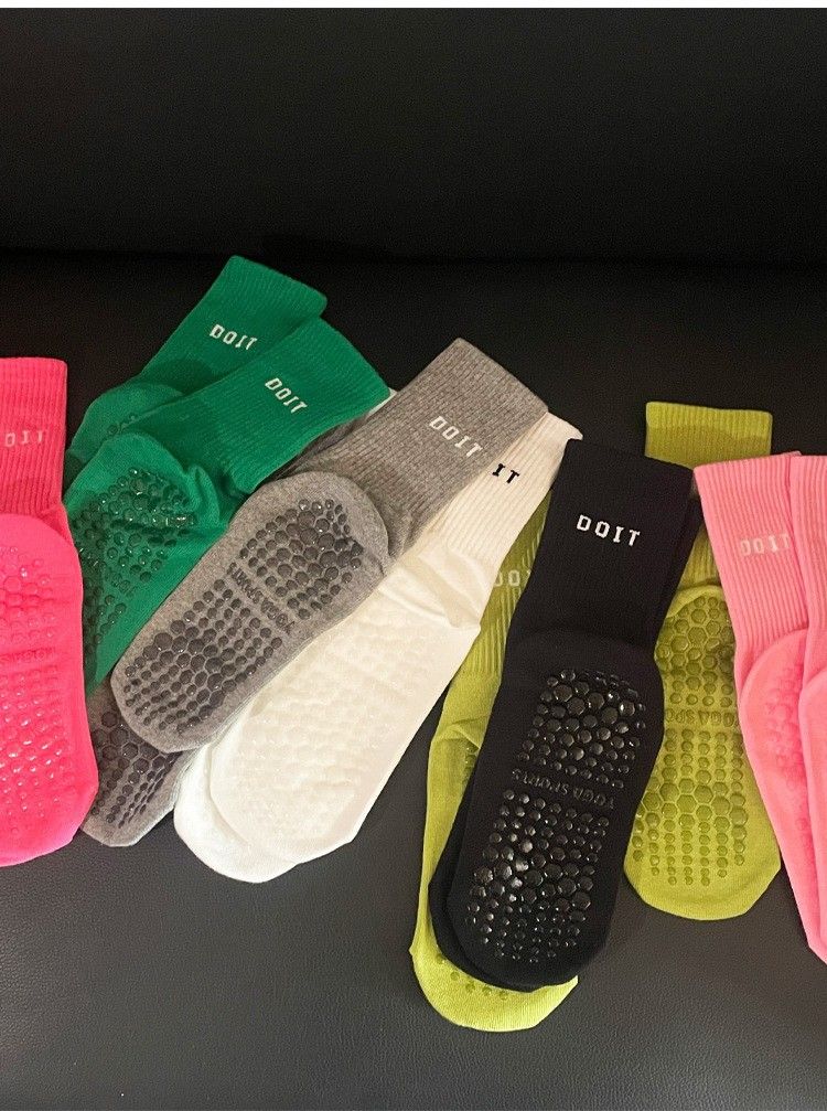 Surge Yoga For Women Indoor Fitness Mid-Calf Sports Anti-Pilling Jump Exercise Silicone Non-Slip Floor Pilates Socks_voghion.com