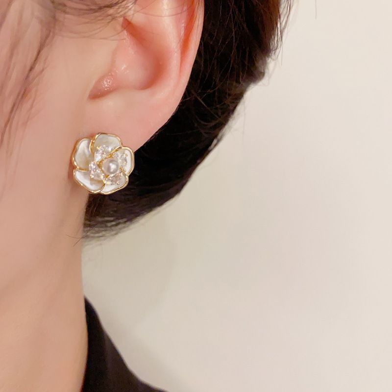 Orecchini eleganti, versatili e di alta qualità, con micro pavé di zirconi e perle di camelia, in argento, con ago_voghion.com