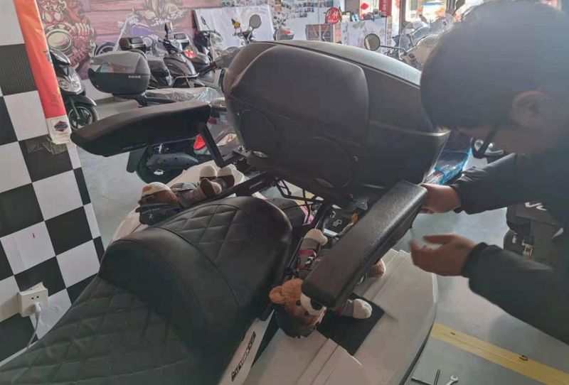 VB7 Sedile posteriore per motocicletta Accessori modificati Veicolo elettrico Bracciolo universale per bambini Pieghevole addensato_voghion.com