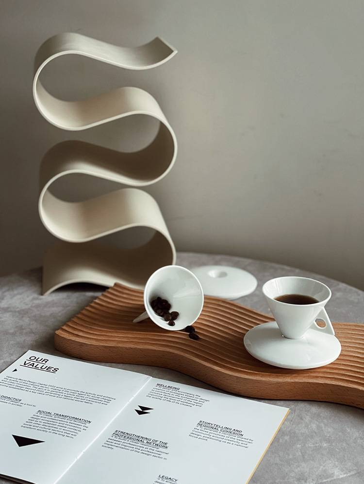 Tazza da caffè in stile retrò, in porcellana ossea, a forma di cono triangolare, set di tazze e piattini da latte in ceramica retrò, tazza da caffè in porcellana ossea_voghion.com