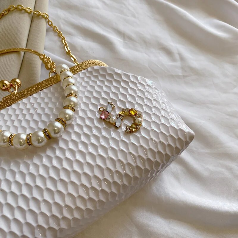 2023 frauen Französisch Minderheit Schulter Gold Umhängetaschen Mode Perle Kette Shell Clip Kleine Handtasche Eveing Kupplung_voghion.com