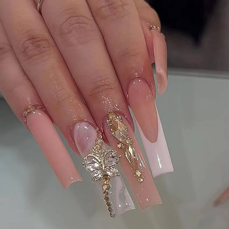 Elegante French Tip Press-On-Nägel mit champagnergoldener Schleife und Glitzer-Strasssteinen – Lange Kunstnägel für Damen, trendiges und glamouröses Maniküre-Set_voghion.com