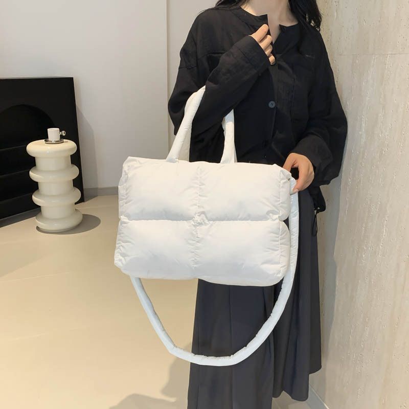 Borsa a tracolla grande e capiente imbottita in cotone alla moda per donna, nuova tendenza primavera 2024, semplice borsa a tracolla in nylon per pendolari_voghion.com
