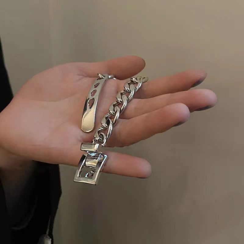 Pulseira de prata com fivela grossa para cinto feminino, design minimalista, joia de mão com corrente cubana chique e exclusiva_voghion.com