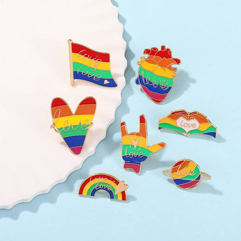 Spille smaltate per il mese dell'orgoglio - Lettere d'amore arcobaleno e spille con bandiera a forma di cuore, accessori LGBTQ+ Rainbow Rights per borse e giacche, chiusure posteriori regolabili, confezione da 10_voghion.com