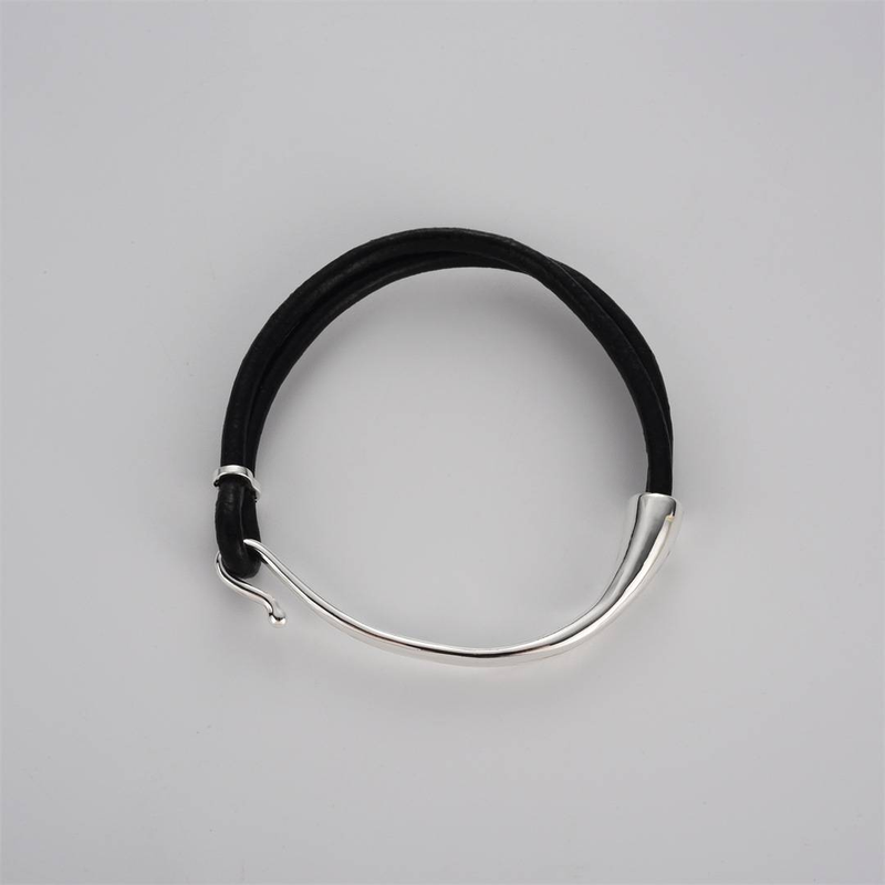 Set di gioielli da donna - Collana girocollo e bracciale in pelle di agnello nera con ciondolo geometrico in argento, catena a strati minimalista ed elegante da indossare tutti i giorni_voghion.com