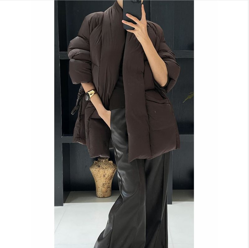 Stilvolle, gesteppte Damen-Pufferjacke mit V-Ausschnitt und Reißverschluss – leichter, warmer Wintermantel mit Schleifendetail (Dunkelbraun/Hellgelb)_voghion.com