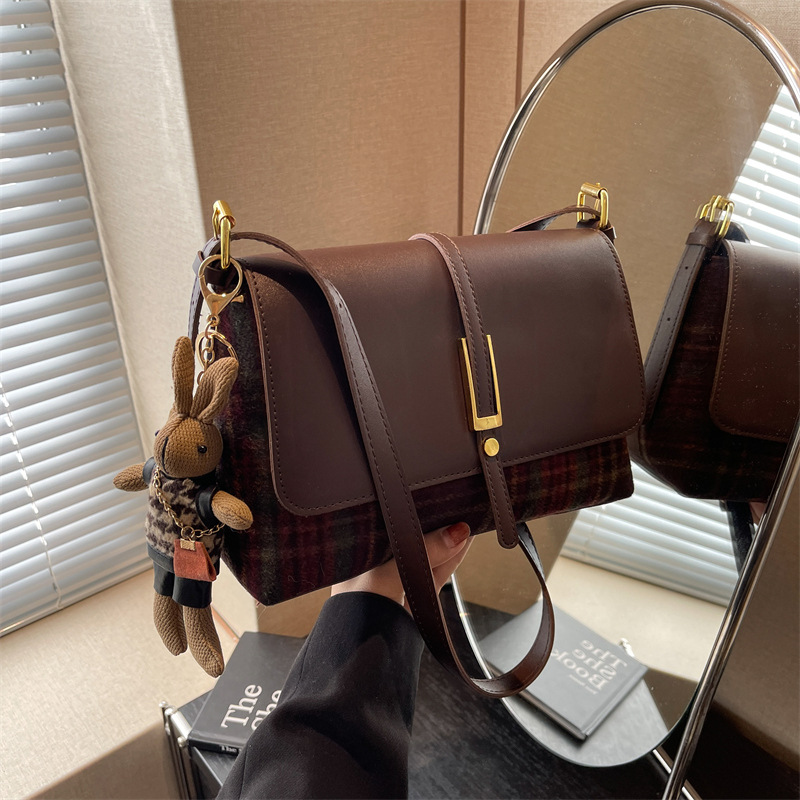 Årets populære lille veske for kvinner høst og vinter allsidig 2023 ny retro én-skulder crossbody-veske for kvinner teksturert liten firkantet veske_voghion.com