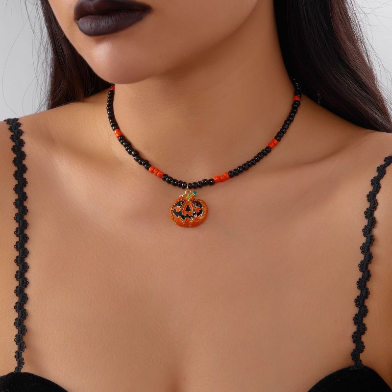 Collana di perline di miglio all'ingrosso, accessori di Halloween in stile gotico scuro europeo e americano, collana con clavicola, zucca, gatto e ragno per le donne_voghion.com