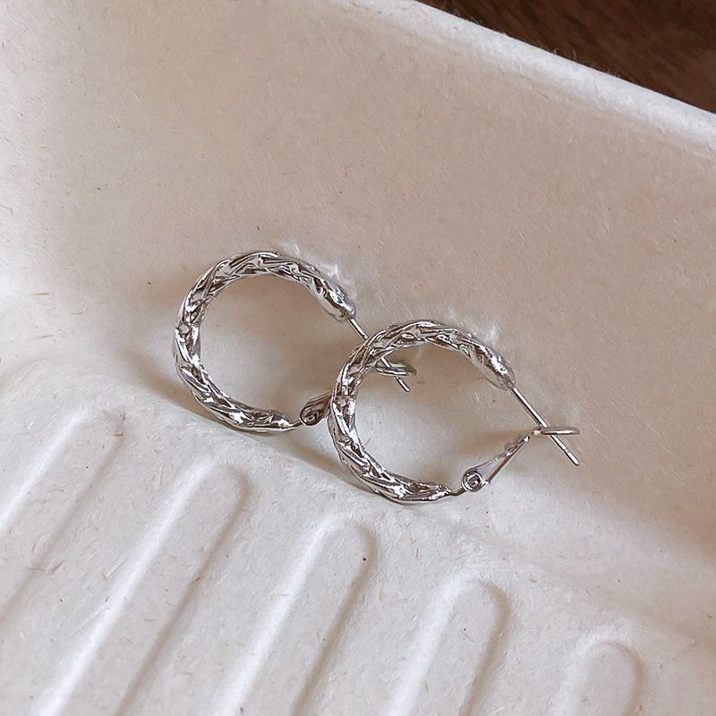 Orecchini a cerchio intrecciati in metallo color argento, stile minimalista, versatili, eleganti e alla moda, leggeri, di lusso, di alta gamma_voghion.com