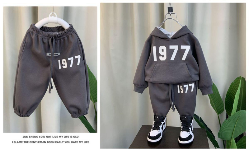 Koreanische Ausgabe für Kinder, hübsches, modisches, bequemes Kapuzenpullover-Set für Frühling und Herbst 2023, neue Mode von 1977_voghion.com