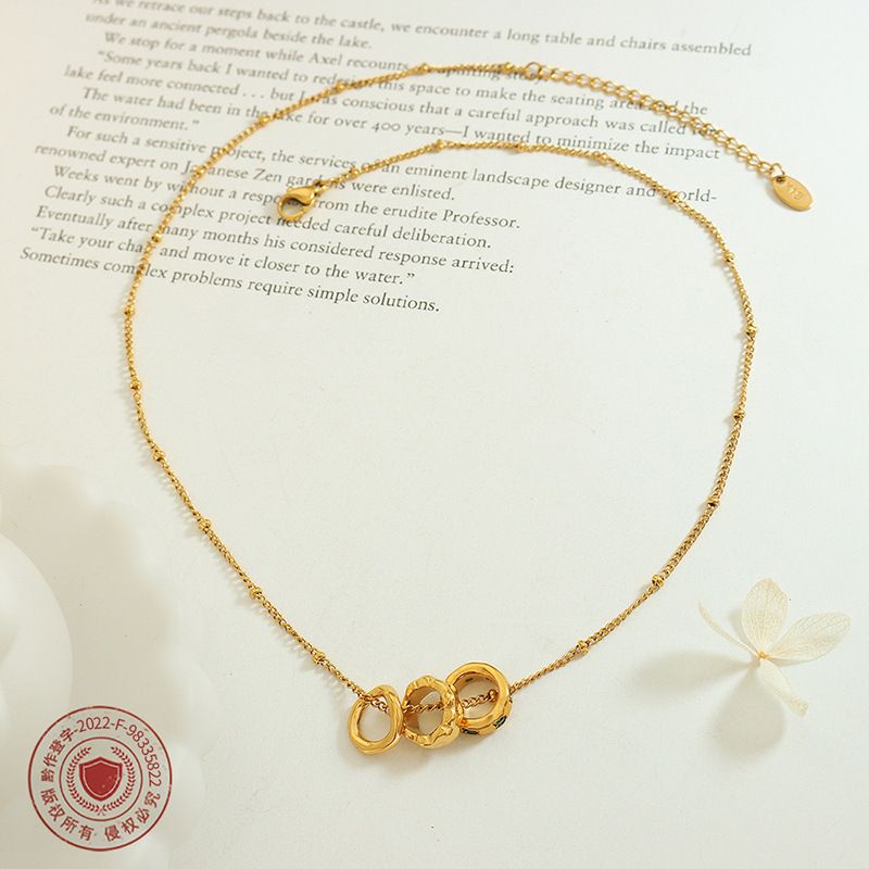 Elegante collana estiva corta con ciondolo multi-anello in stile INS per donna, catena per clavicola in acciaio al titanio di grande vendita_voghion.com