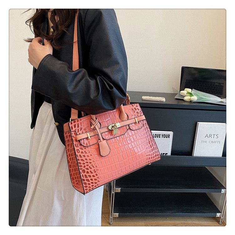 Pelle lucida con motivo coccodrillo per donna 2023 Nuova celebrità di lusso leggera per pendolari ad alta capacità Moda versatile_voghion.com