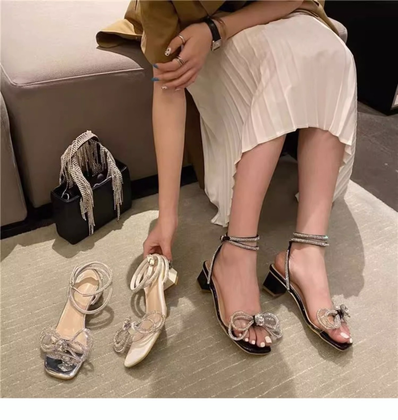 2024 Internet-Promi Neuestes Modell Sommer Neue quadratische Kopf dick mit Fliege High Heels glänzende Sandalen_voghion.com