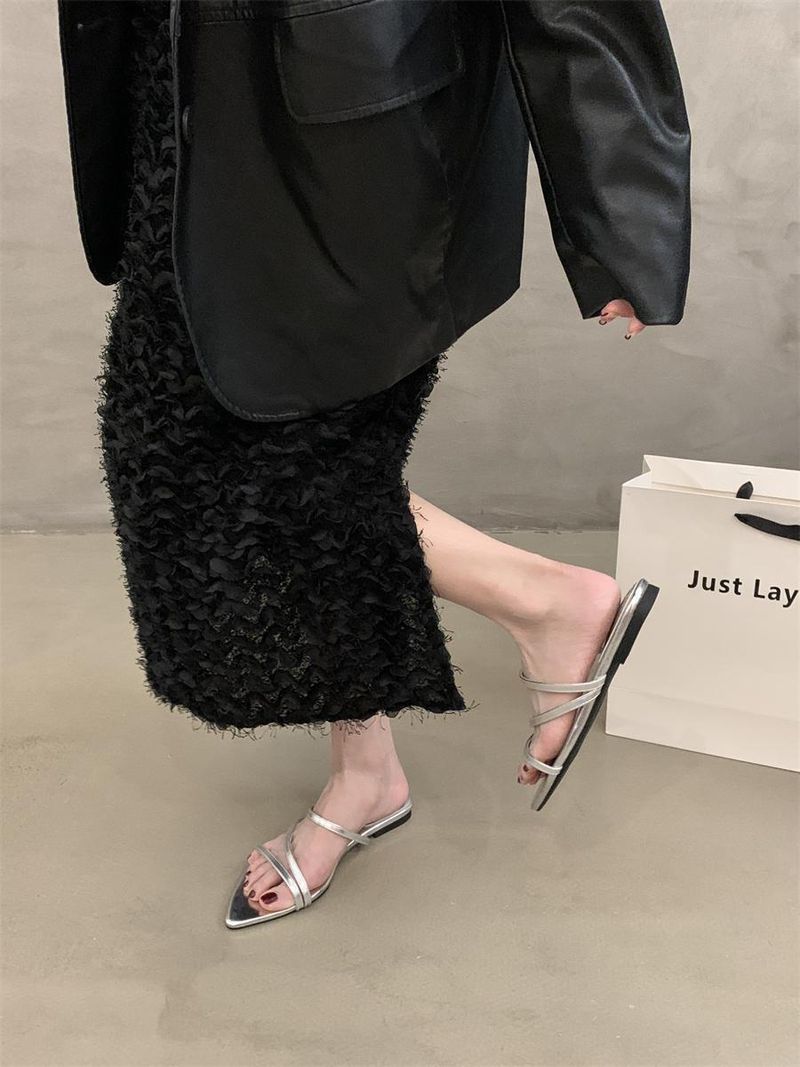 Sandali neri a nicchia piccoli per abbigliamento da esterno da donna, estate 2025, nuovi sandali con cinturino sottile, fondo piatto e punta in stile francese_voghion.com