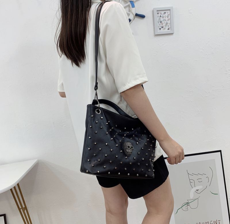 Borsa a tracolla con secchiello gotico - Borsa a tracolla con teschio borchiato di grande capacità per donna (borsa tote alla moda per tutti i giorni, spaziosa e regolabile, in stile punk)_voghion.com