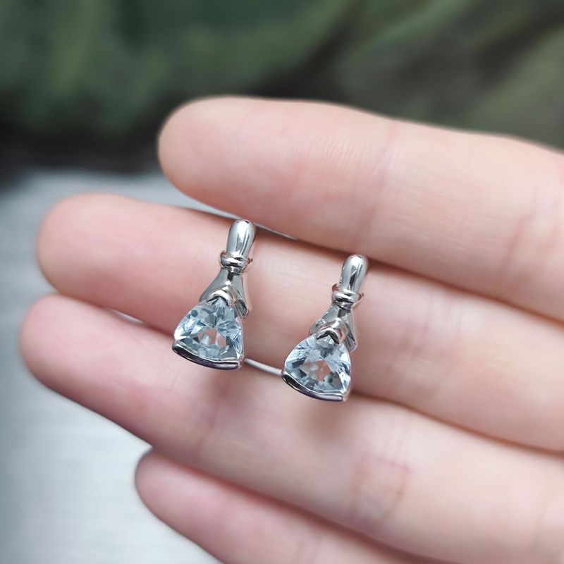 Piccoli orecchini con pietre preziose squisite, orecchini con topazio naturale, orecchini triangolari in argento sterling S925 con granato intarsiato_voghion.com