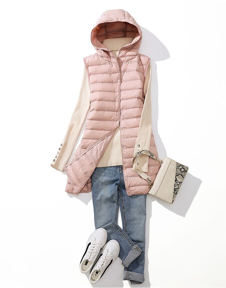 "Gilet leggero da donna slim fit in piuma d'oca, lunghezza media, con cappuccio, design laminato senza cuciture, color cachi/nero/beige"_voghion.com