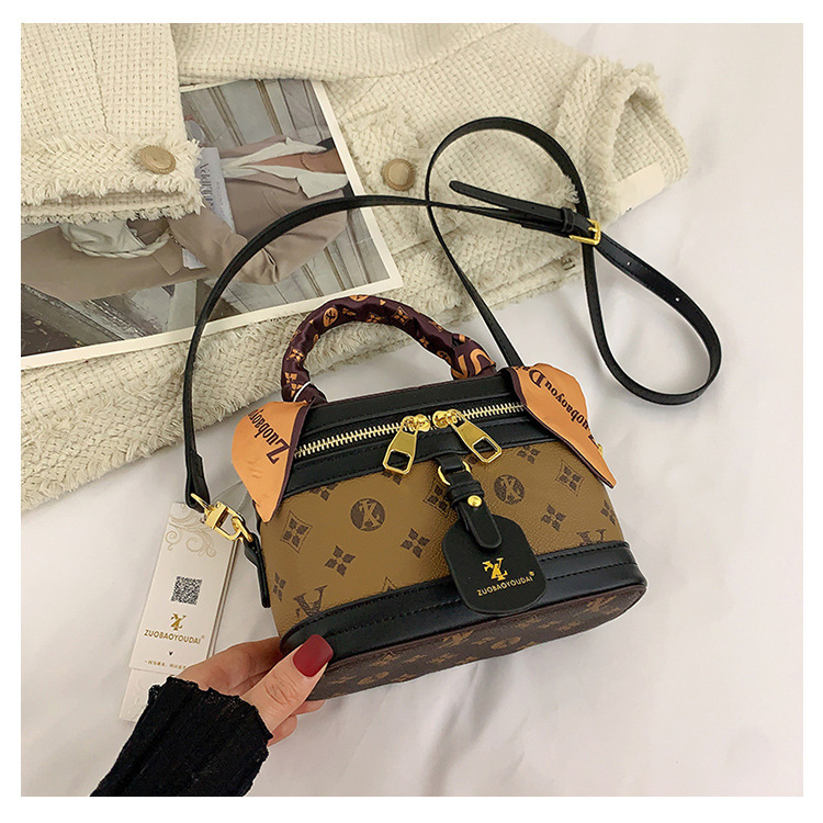 High-end female 2023 new fashion presbyopic box all-match portable shoulder Messenger cosmetic bag trend_voghion.com