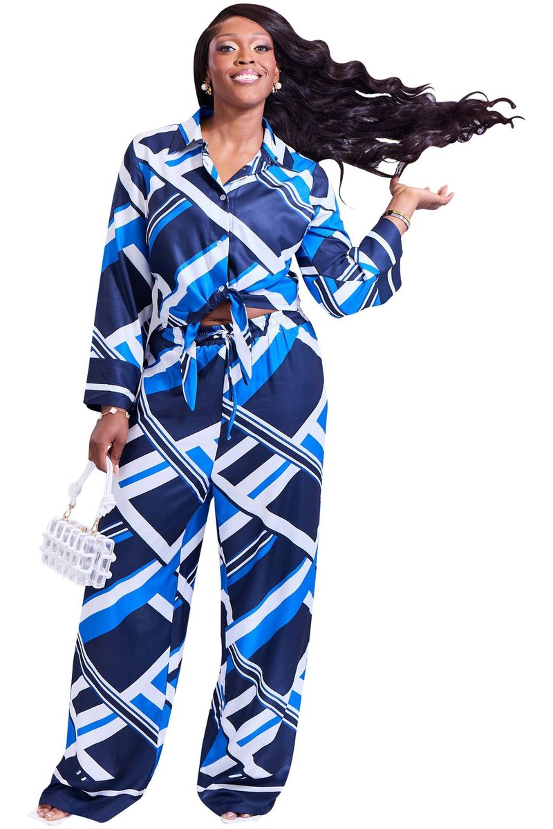 Set aus langärmliger Wickelbluse mit abstraktem Print und Hose mit weitem Bein – Stilvolles Büro-Outfit für Pendler mit Gürtel in der Taille und fließender Silhouette_voghion.com