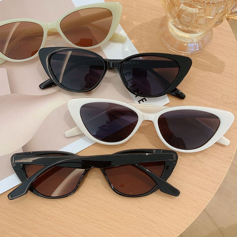 LazyZoom Occhiali da sole retrò alla moda con occhi di gatto Occhiali da sole a prova di sole da donna Occhiali da sole eleganti con aspetto del viso Piccolo Ins Popolare Net Rosso 2024 Nuovo_voghion.com