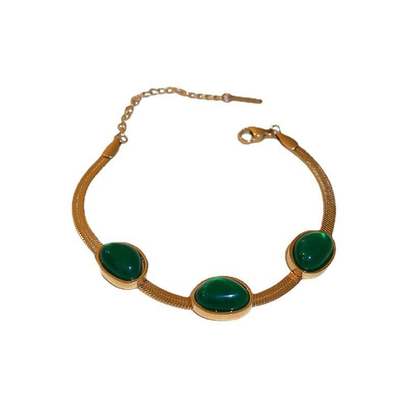 Collana con catena in acciaio al titanio e lama di smeraldo per donna con un senso di design di alta gamma, catena per clavicola di nicchia e_voghion.com