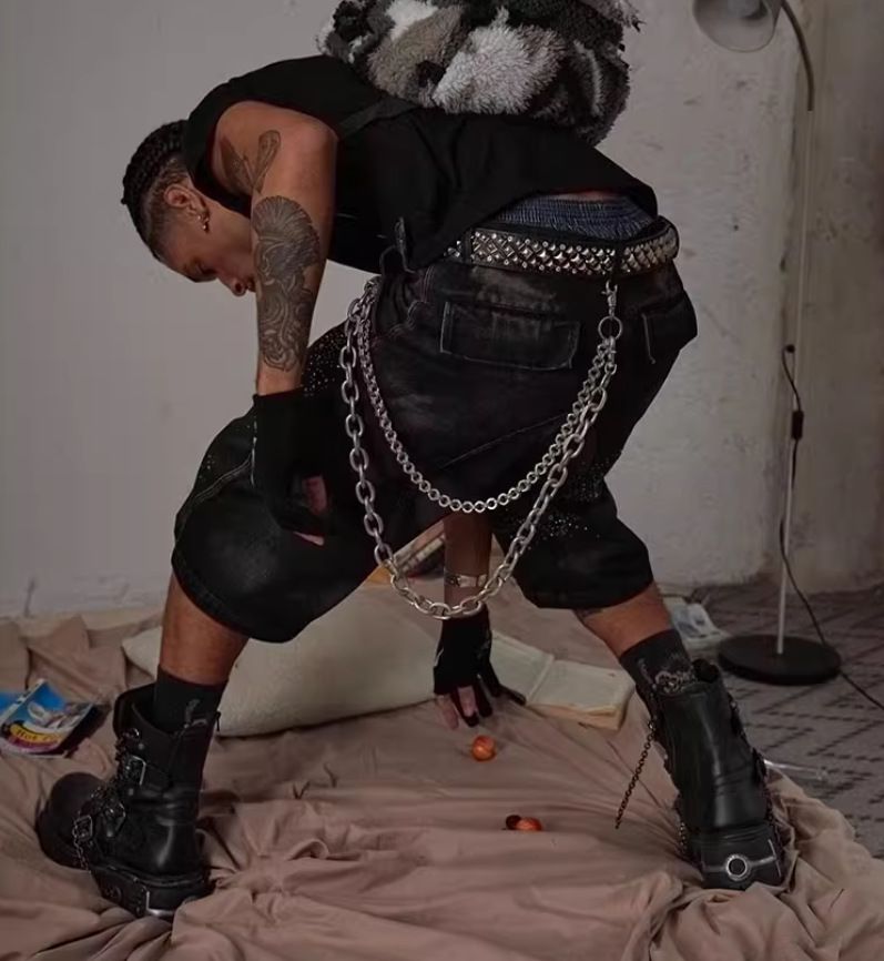 Pantaloncini in denim larghi a tre quarti, con strass vecchi, tinti e lavati, da uomo_voghion.com