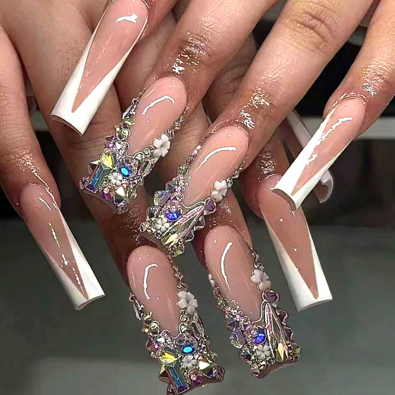 Eleganti unghie finte con punta francese bianca, motivo floreale, glitter e strass - Unghie finte lunghe per donna, unghie finte riutilizzabili_voghion.com