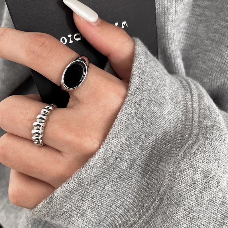 Schwarzer geflochtener Ring für Damen, Nischendesign, leichter Luxus, High-End-Feeling, minimalistischer Stil, modisch und einzigartig für Männer_voghion.com