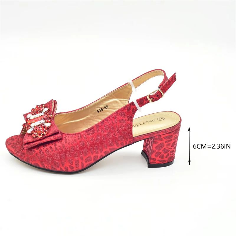 Dinnerparty mit Sandalen mit Schleife und Handtasche für jeden Tag_voghion.com