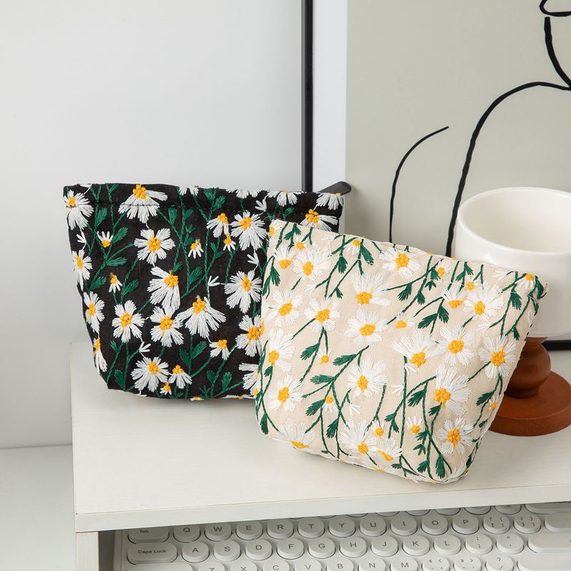 Ins Style Große Kapazität Canvas Make-up Toilettenartikel Hautpflege Lagerung Kleine Daisy Stickerei Tragbare Clutch_voghion.com