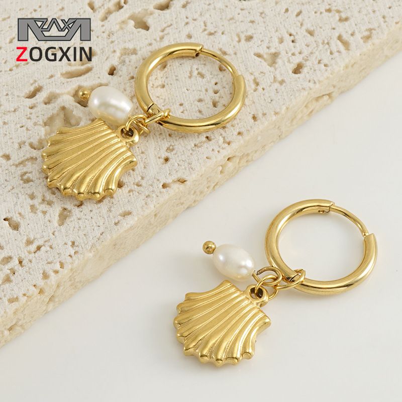 Orecchini a cerchio in titanio con perle naturali e design in acciaio inossidabile con conchiglia per donna_voghion.com