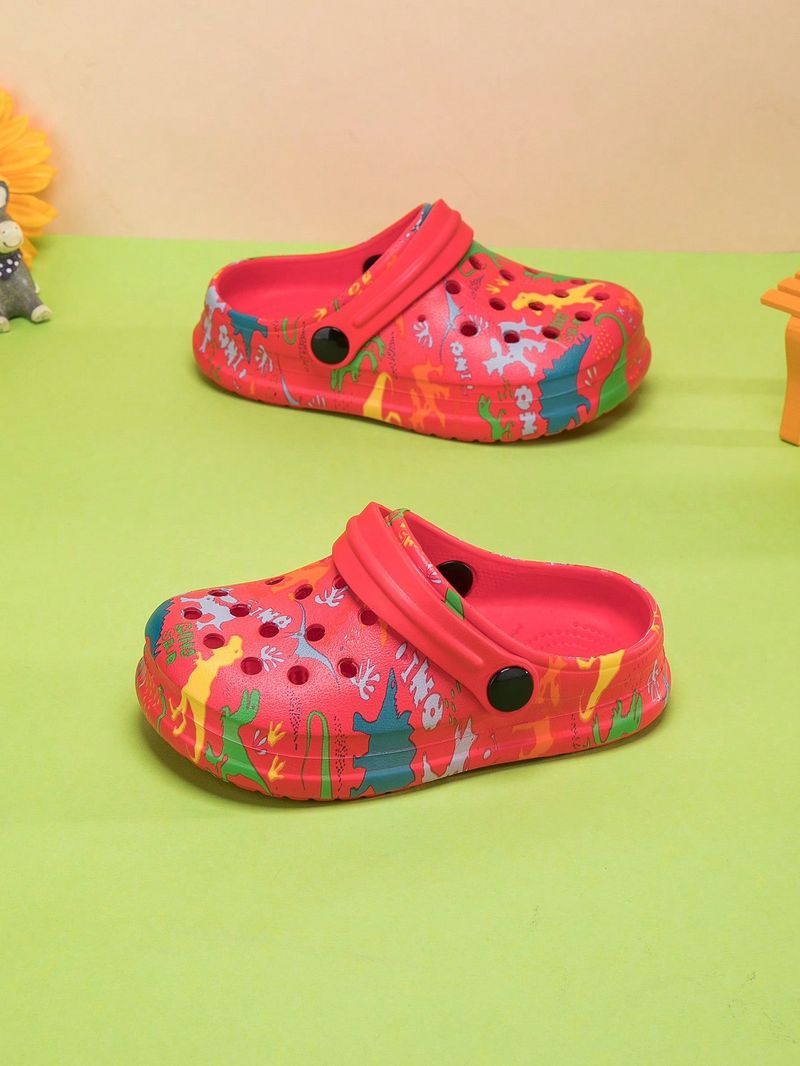 Un paio di scarpe da casa comode e alla moda per ragazzi, con stampa di dinosauri, adatte per l'estate._voghion.com