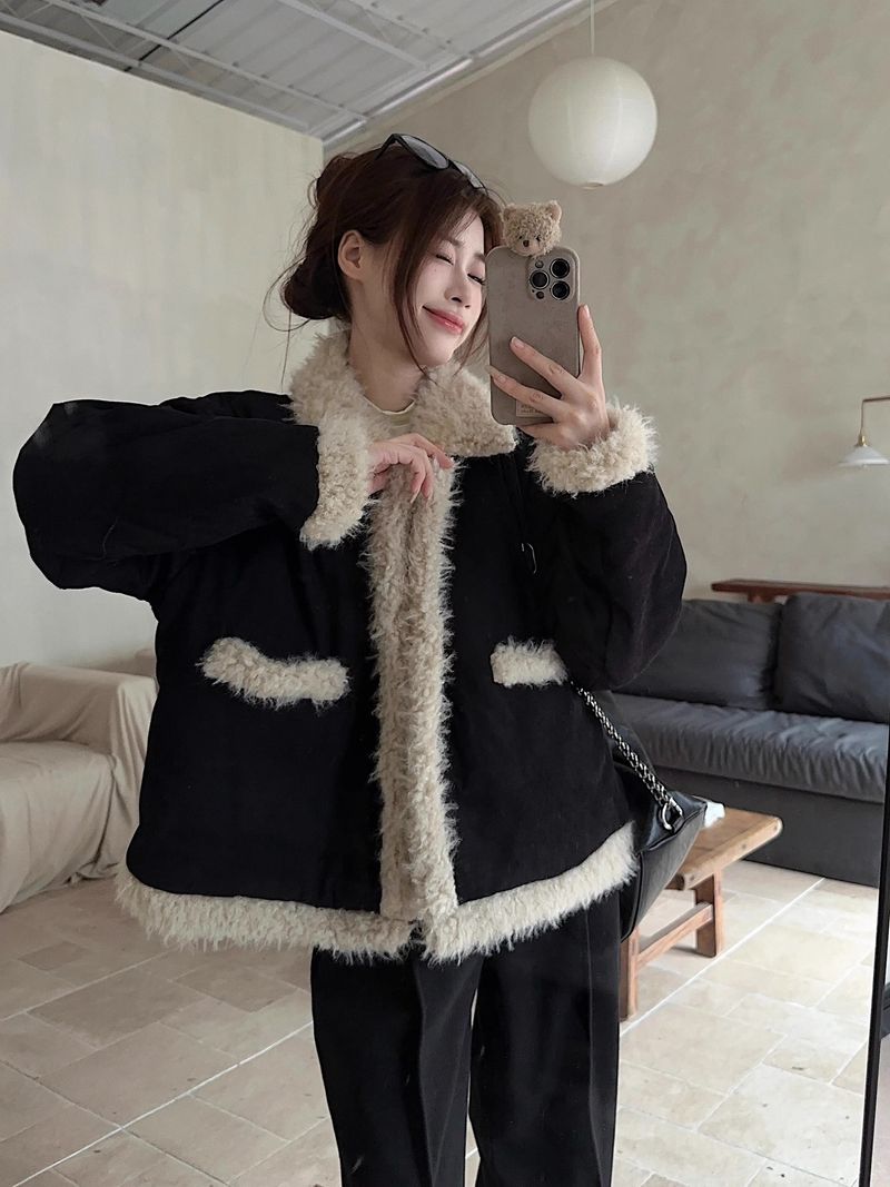 Jaqueta feminina de algodão com gola de lã de cordeiro, modelo outono/inverno 2024, estilo retrô americano, curta e acolchoada, para mulheres de estatura baixa._voghion.com