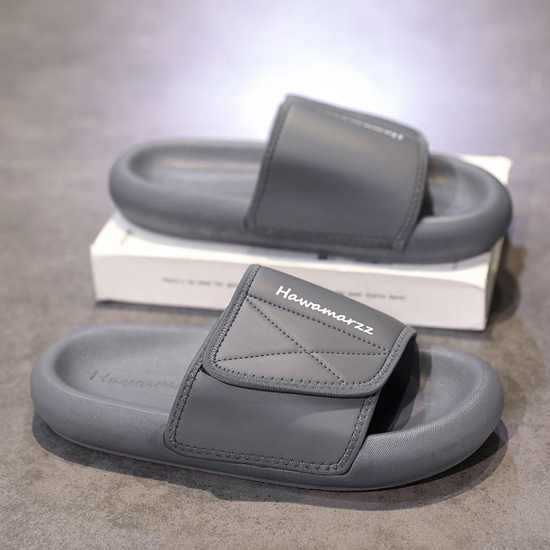 Un paio di nuove pantofole da spiaggia del 2025 da indossare in estate, sandali alla moda e alla moda per gli uomini in stile drag dritto._voghion.com