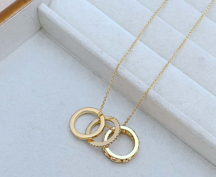 Nuova moda, lusso leggero, piccola e popolare ciambella circolare con lettera vuota, collana staccabile in metallo con tre anelli_voghion.com