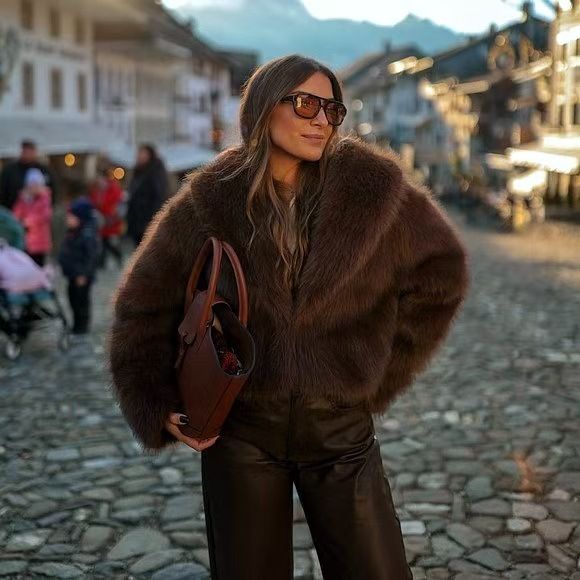"Damen Kunstpelzmantel, kurz, elegant, mit Fuchspelzkragen, Winter-Fleecejacke für Streetstyle und den Weg ins Büro (Kaffee, S/M/L)"_voghion.com