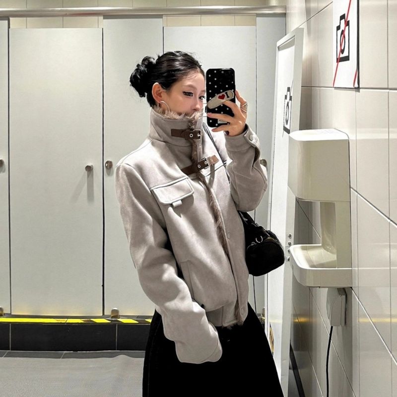 Kurtka typu bomber w stylu retro wykończona owczą skórą – unisexowy zimowy płaszcz z podszewką z polaru, stójką i zapięciem na guziki, krótka puchowa kurtka inspirowana stylem vintage_voghion.com