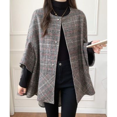 2025 Herbst Winter Neue Damen Cape Mantel Design Mittellange Strickjacke Plaid Wollmantel_voghion.com