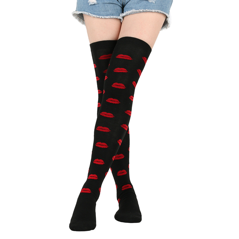 Valentine's Day dates will have over-the-knee stockings and love stockings_voghion.com