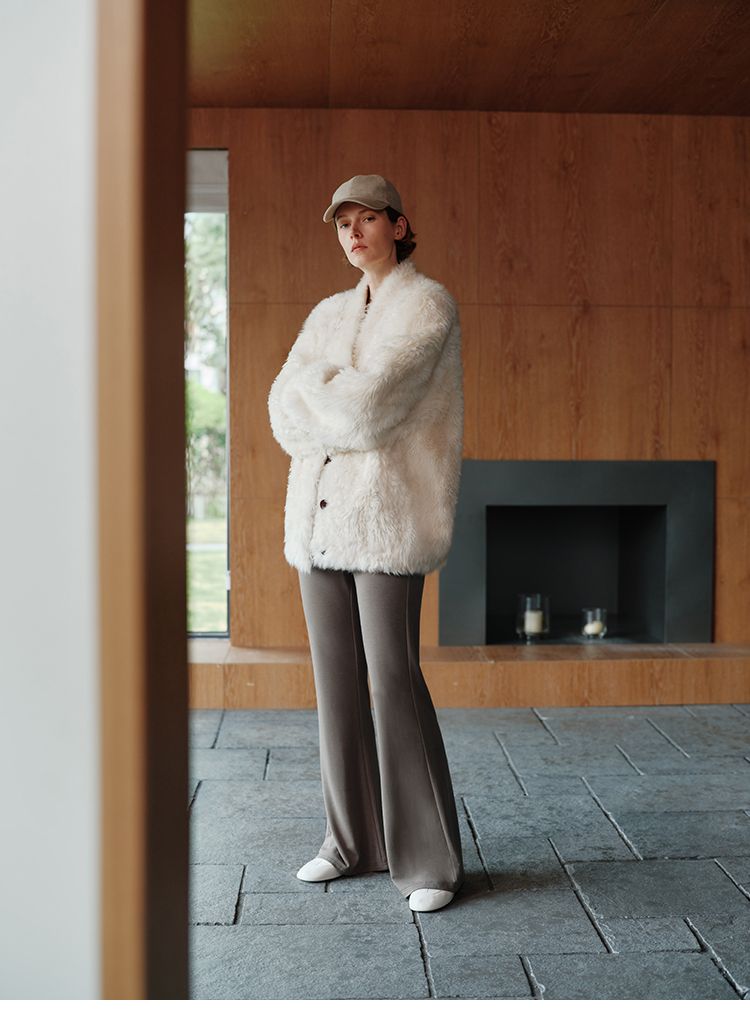 Damen-Kunstpelzmantel mit natürlichen Locken – gemütlicher V-Ausschnitt, offener Cardigan-Stil, toskanisch inspirierte Kunst-Shearling-Jacke_voghion.com